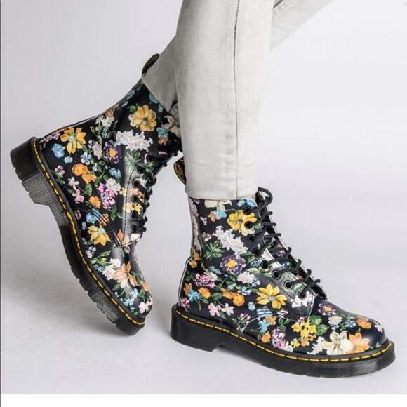 Dr Martens Pascal Boots Darcy Black Floral 8-Eye Leather Lace Up Sz 6 Women's - Picture 2 of 10